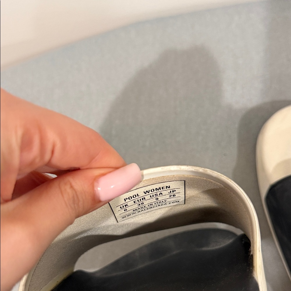 Balenciaga Dual-Tone Black and Cream Slides - Picture 8 of 8